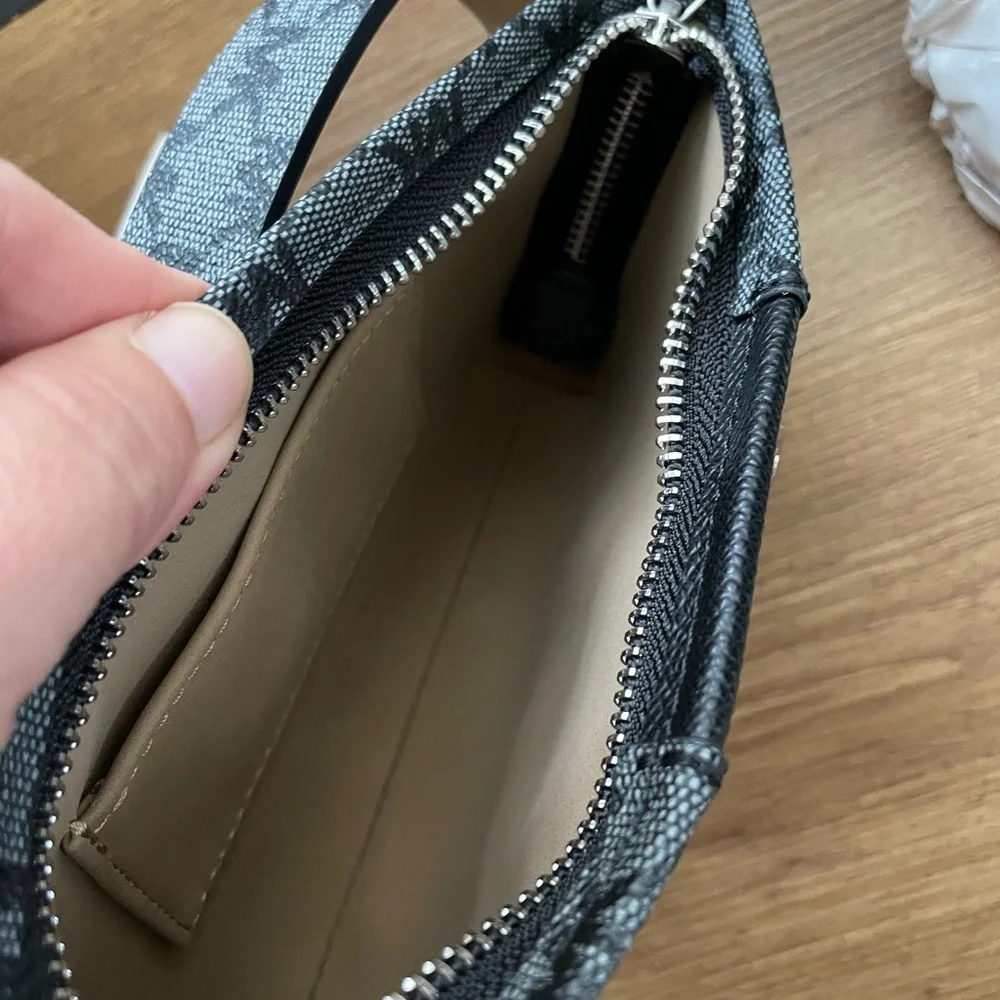 Michael Kors Belt Bag / Crossbody - Picture 9 of 10
